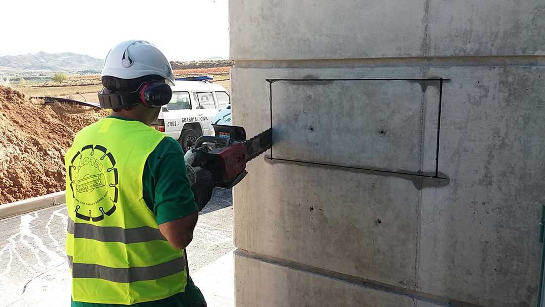 Apertura en muro de hormigón con espada de diamante