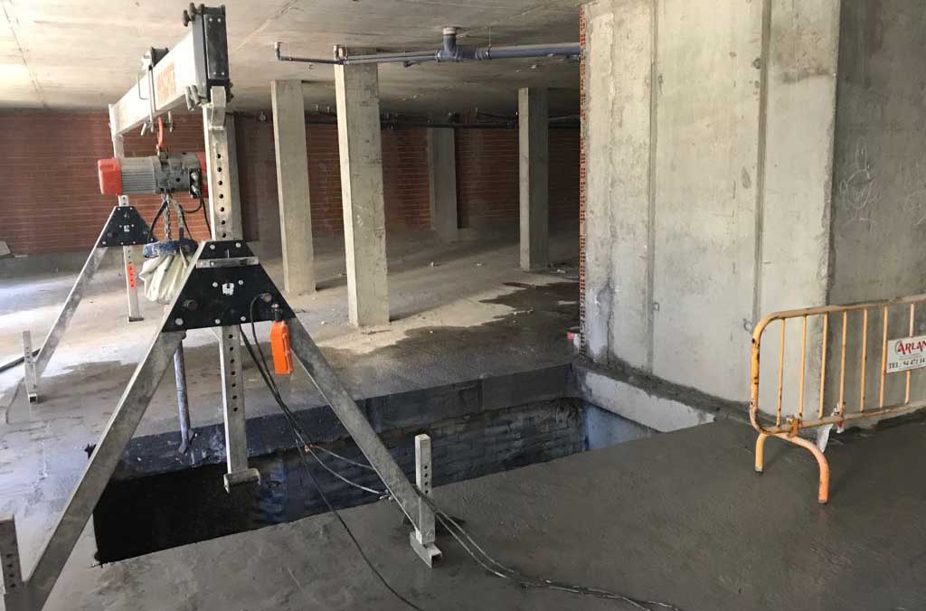 Apertura de hueco en hormigón con puente grúa