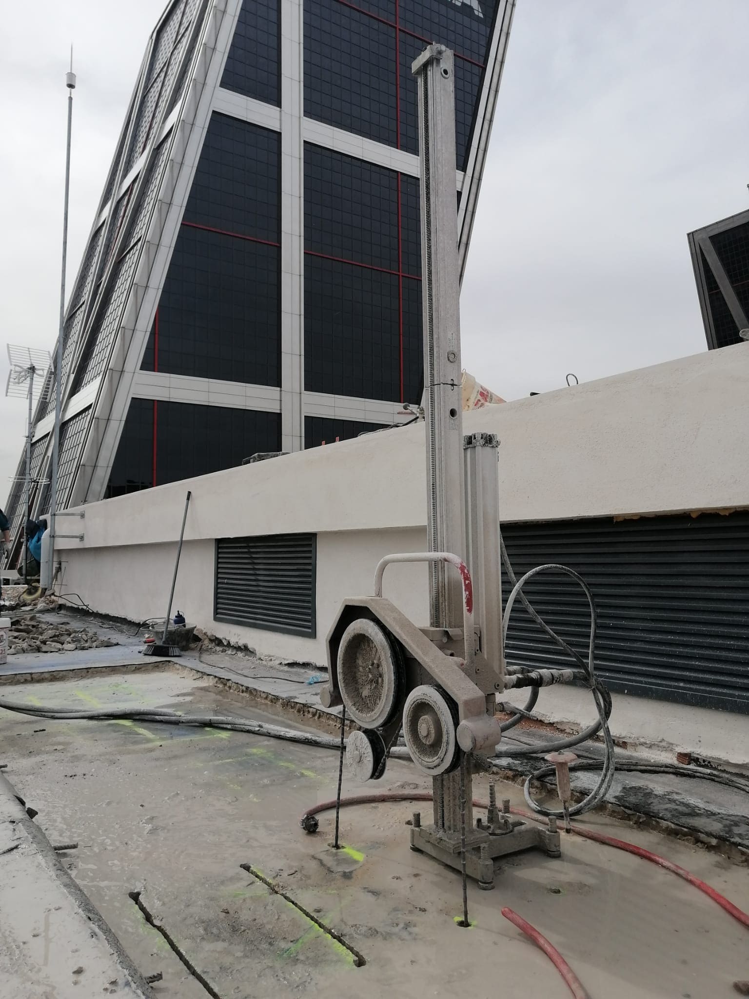 Trabajos con hilo de diamante en Torres Kio